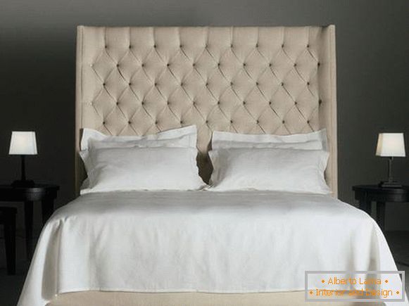 Двоспальне ліжко з високим м'яким узголів'ям бежевого кольору