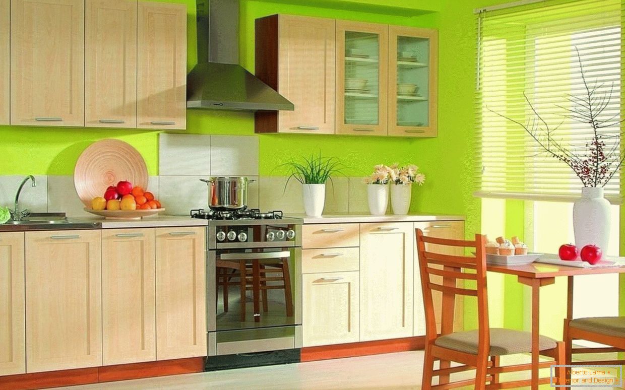 Яскравий дизайн кухні з зеленими шпалерами