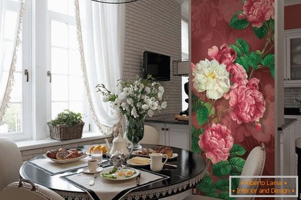 шпалери з квітами в інтер'єрі кухні