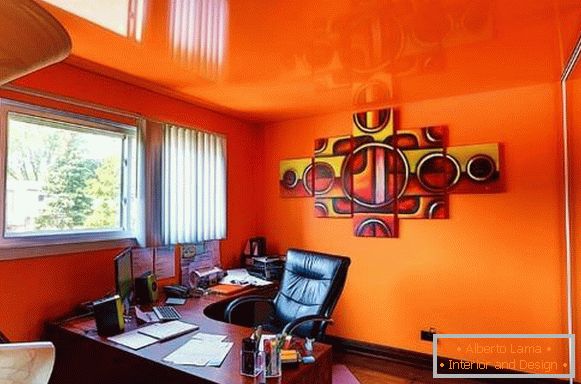 домашній-офіс-в-помаранчевому-кольорі