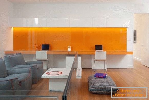 домашній-офіс-з-помаранчевими-елементами
