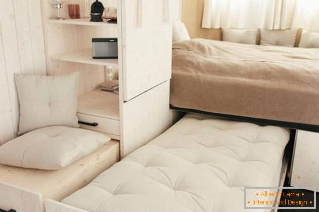 Внутрішнє облаштування маленького будинку: дополнительная кровать в спальне