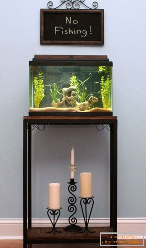 Маленький аквариум на тумбочке