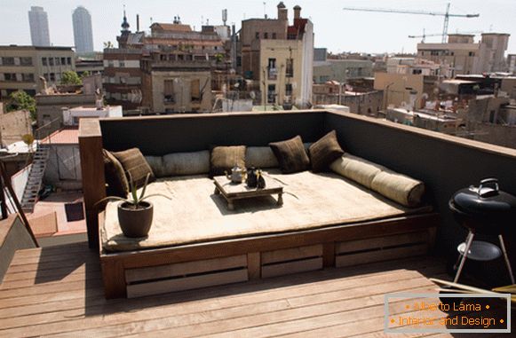 Патіо на балконі маленької студії в Барселоні