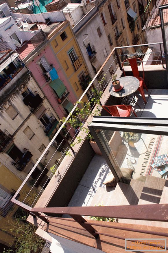 Вид з балкона маленької студії в Барселоні