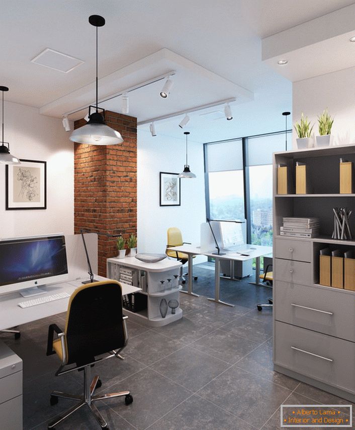 Світлий офіс в стилі лофт з правильно підібраним освітленням.