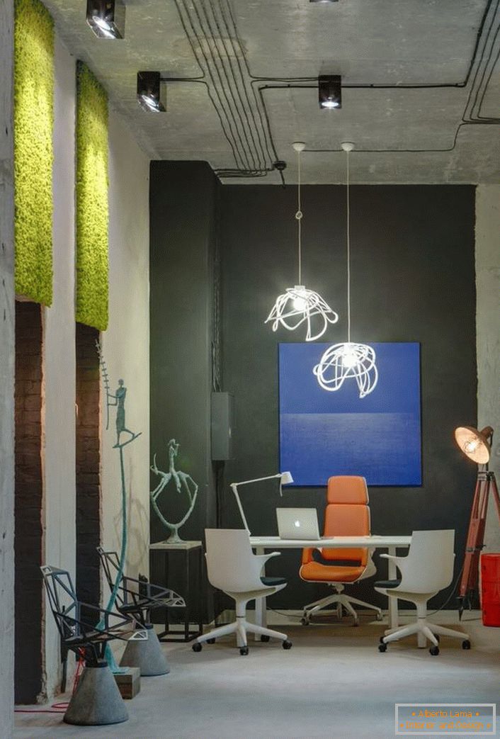 Концептуальне дизайнерське рішення для офісу в лофт стилі. Грамотно підібрані меблі, чорнова обробка приміщення виглядають більш, ніж гармонійно.