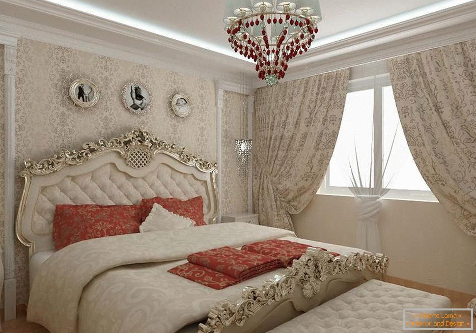 Спальня бароко в міській квартирі. Масивні штори, ліжко з дерев'яними різьбленими спинками і люстра