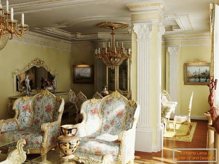 Масивні крісла з квіткової оббивкою в гостьовій кімнаті в стилі бароко. Стелі і колону прикрашає ліпнина з гіпсокартону.