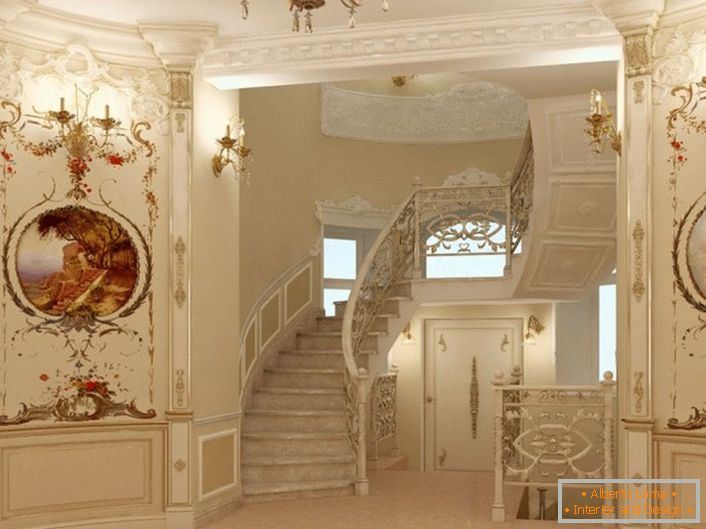 Контрастні старовинні картини в цікавій обробці і вишукана сходи в будинку заможної французької сім'ї.