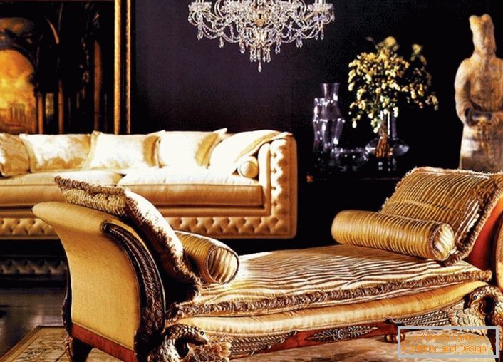 Вітальня в стилі бароко з правильно підібраним декором. Стіна за диваном прикрашена великою картиною в золотій рамці. Увага також привертає старовинна статуя.