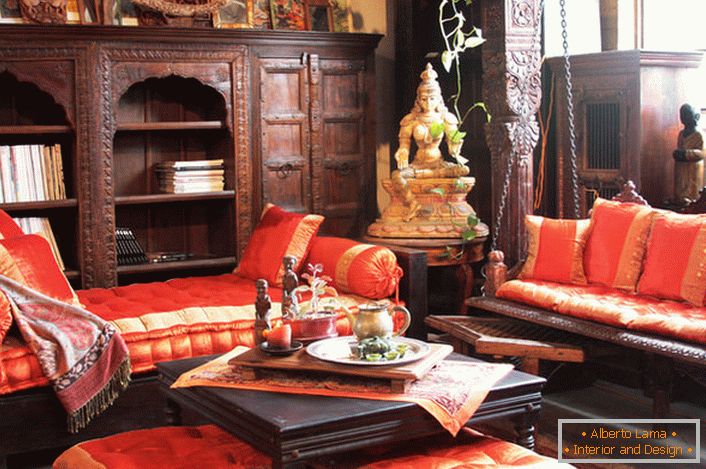 Кольори загадкової Індії: золото, яскраво червоний, кольору дорогого ебонового дерева. 