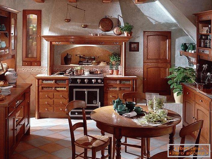 Класична кухня кантрі з правильно підібраною меблями. Гармонійним прикрасою кухонного простору стали зелені квіти в глиняних горщиках різного розміру.