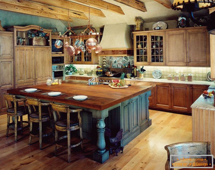 У кращих традиціях кантрі в оформленні кухонного простору переважно використані натуральні матеріали.