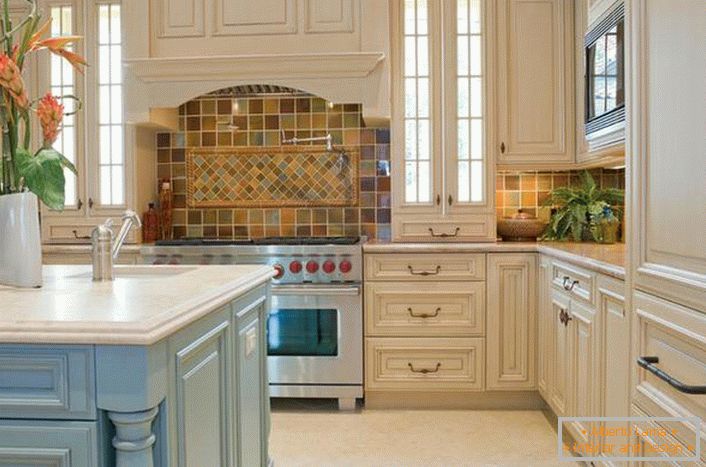 Для кухні в стилі кантрі відмінно підійдуть широкі грубки. Автор дизайну гармонійно оформив простір над плитою.