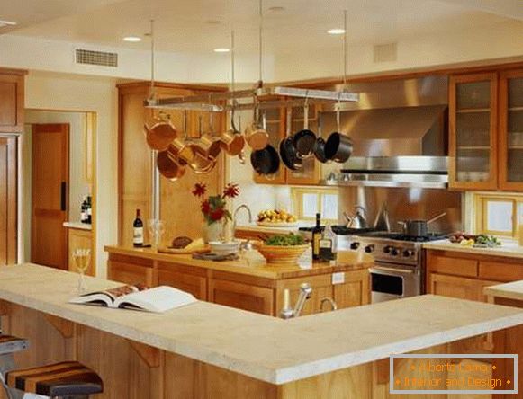 Інтер'єр кухні їдальні в приватному будинку - дизайн з дерев'яною обробкою