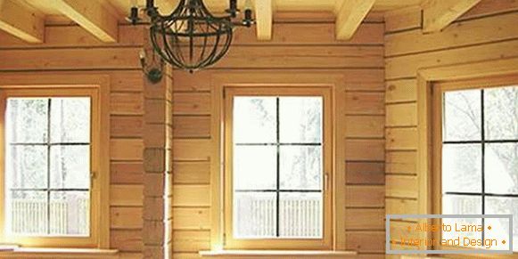 вікна в дерев'яному будинку