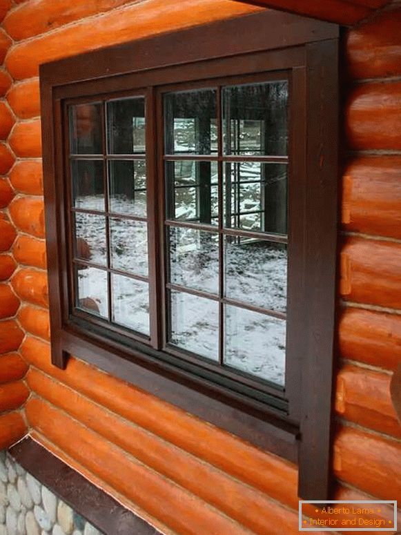 вікна в дерев'яному будинку