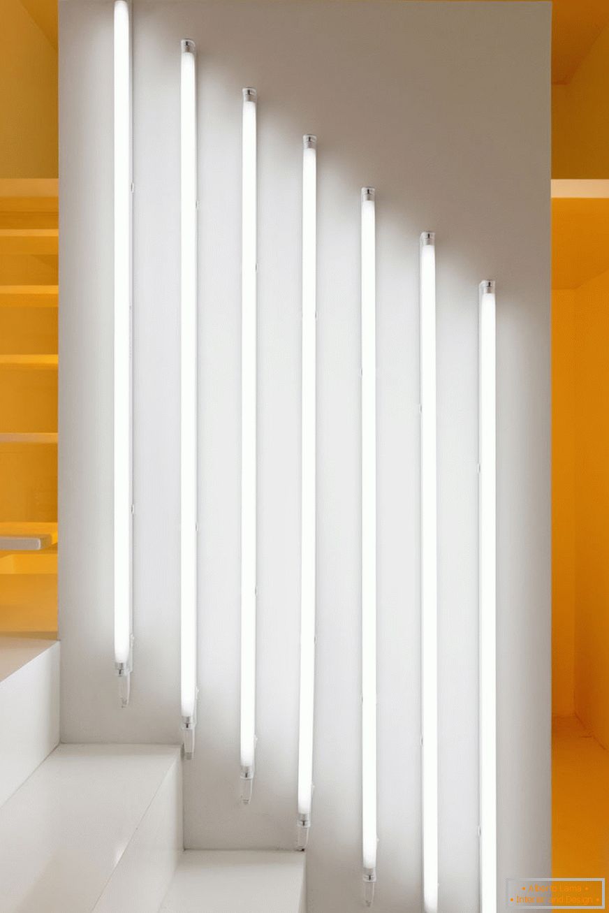 Білі вертикальні лампи на стіні