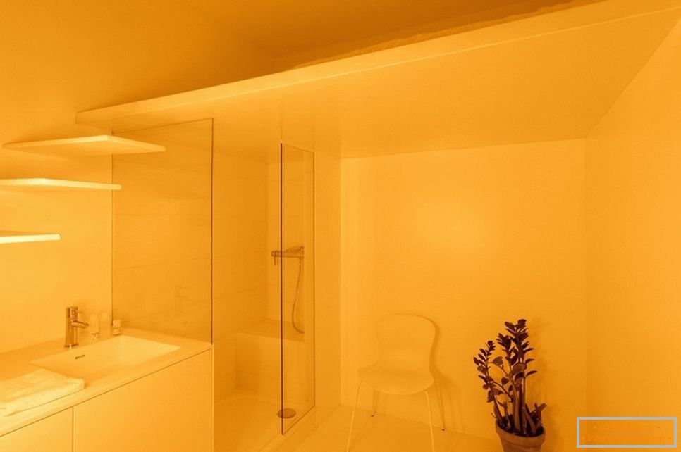 Жовте освітлення у ванній