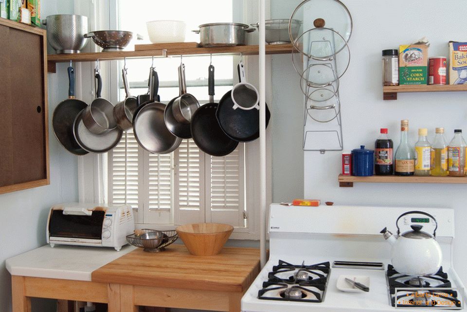 Системи зберігання посуду в інтер'єрі маленької кухні