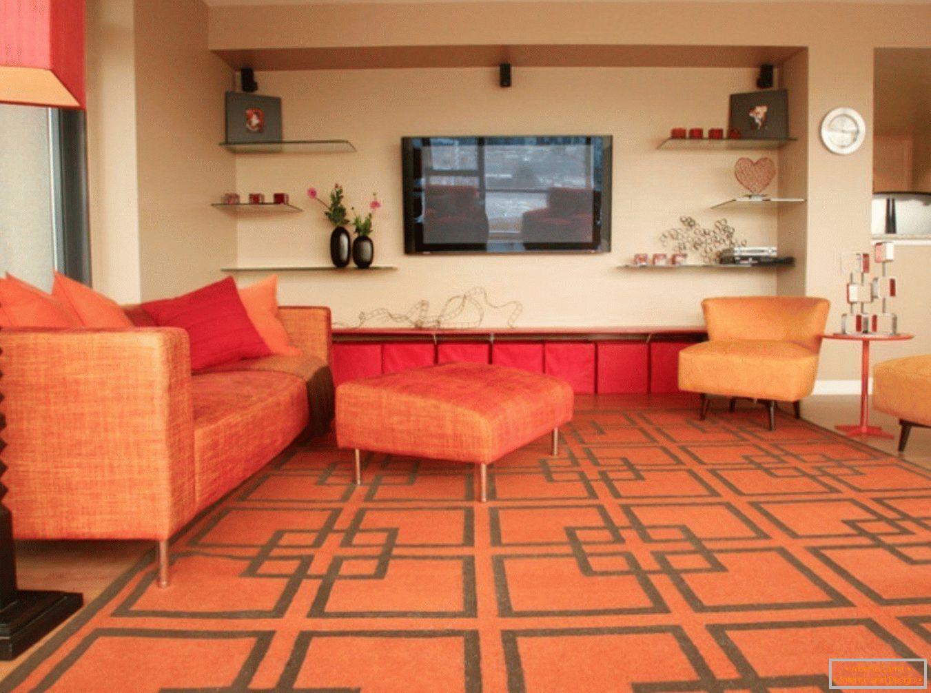 Помаранчевий килим і меблі