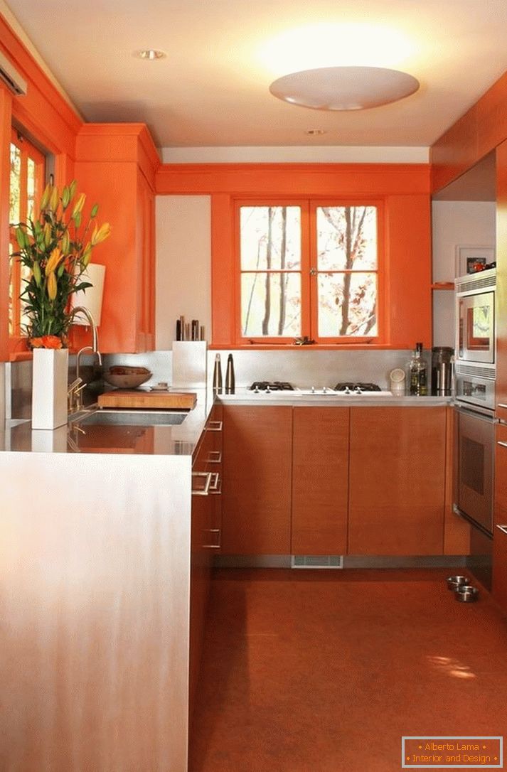 Стіни пофарбовані помаранчевим кольором