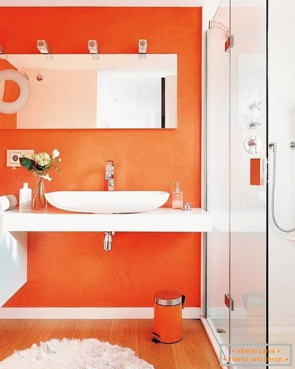 Дзеркало в помаранчевій ванній