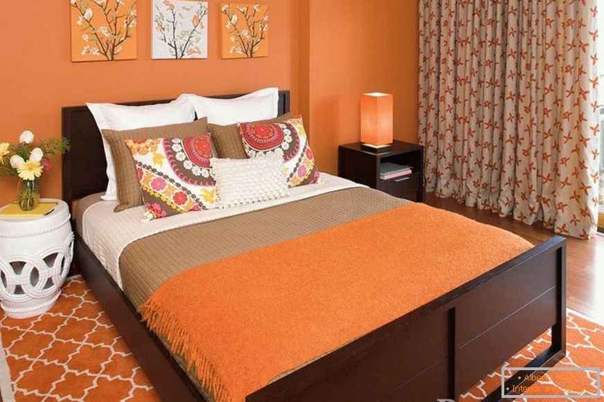 Спальня в помаранчевому виконанні