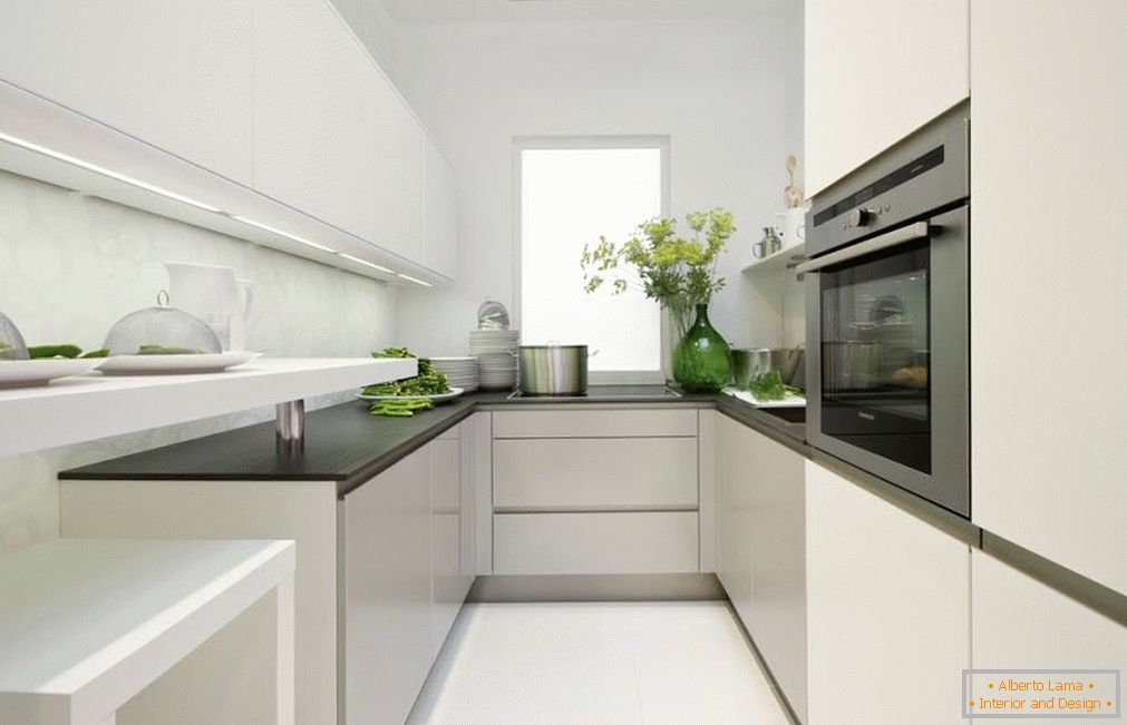 Вузька кухня в білому кольорі
