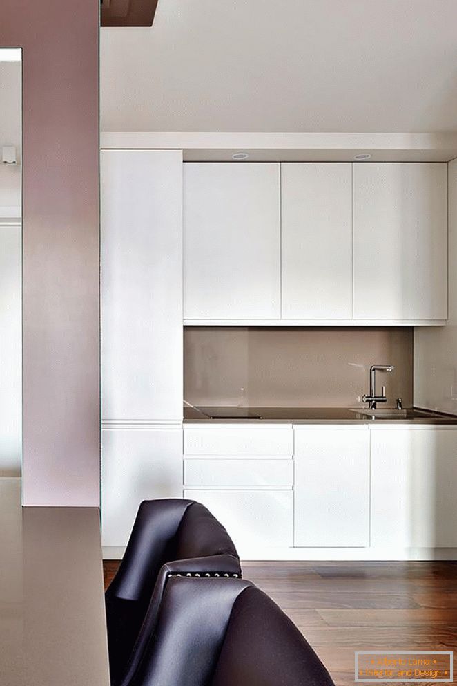 Біла кухонні меблі в квартирі в Москві