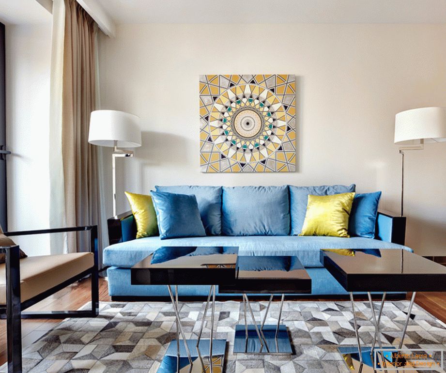 Екстравагантний синій диван з жовтими декоративними подушками в вітальні