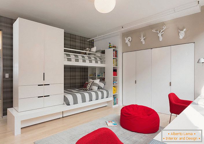 Велика дитяча кімната в стилі хай-тек для двійні. Увага притягує меблі червоного кольору і гардероб, вмонтований в стіну.