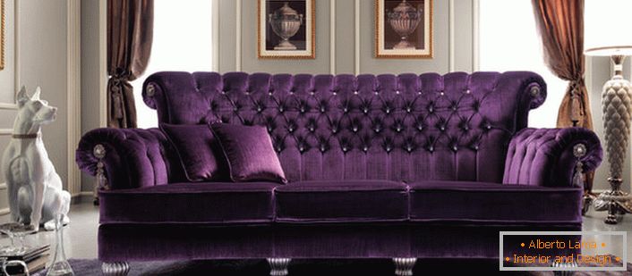 Насичений фіолетовий колір оббивки дивана органічно вписується в інтер'єр вітальні в стилі ампір. Стьобана оббивка з натуральної тканини, мабуть, найкраще рішення.