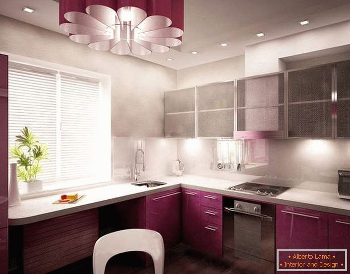 Приклад дизайнерського проекту для невеликої кухні в авангард стилі. Правильно оформлене кухонний простір, навіть підвіконня задіяний під робочу поверхню.