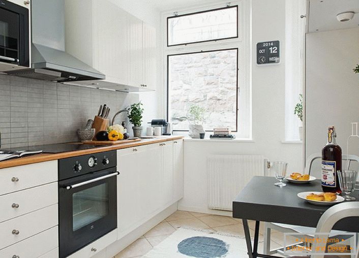 Кухня в скандинавському стилі - відмінне місце для теплих сімейних посиденьок. Простір оформлено скромно, лаконічно, але зі смаком.