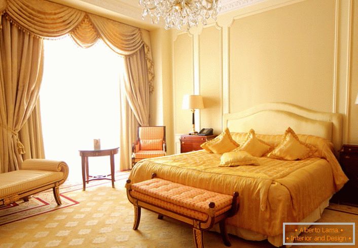 Бежево-золота спальня в бароковому стилі.