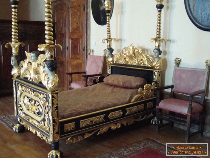 Спальня в бароковому стилі нагадує про часи середньовіччя.