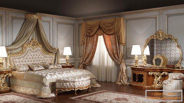 Дзеркало для великої спальної кімнати вибрано правильно. Форма неправильного овалу відмінно виглядає в рамці з золотистого кольору різьбленого дерева.
