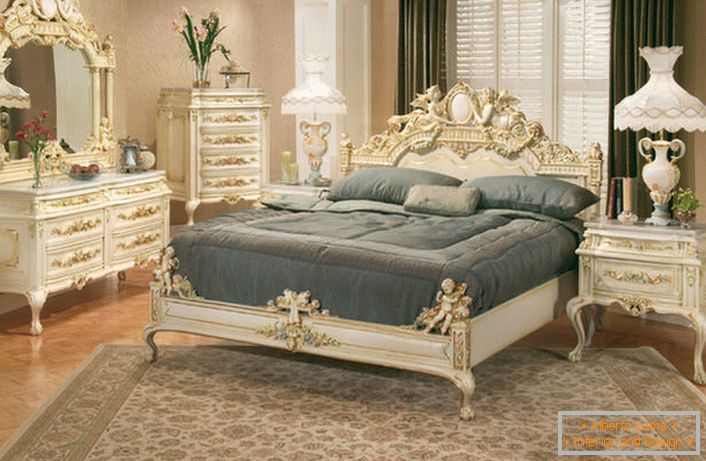Спальня оформлена в стилі романтизм. Основним примітним елементом стає фігурна різьблена окантовка меблювання.