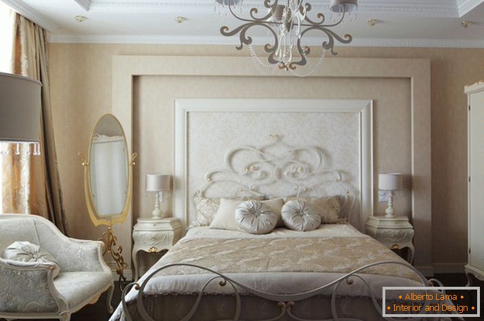 Шикарна сімейна спальня в стилі романтизм приваблива скромним стриманим інтер'єром в світлих тонах.