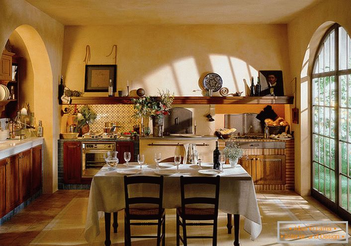 Кухня в сільському стилі з великим панорамним вікном. Робоча і обідня зона на кухні отримує максимум природного освітлення.