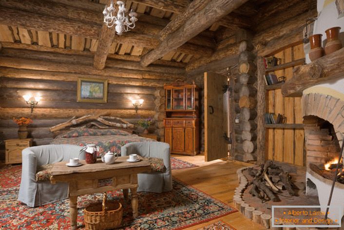 Сільський кантрі з великою спальні заміського котеджу в Скандинавії. У будь-якому інтер'єрі, виконаному в сільському стилі, гармонійно виглядатиме камін, особливо з цегли. 