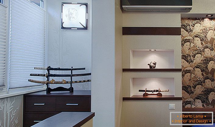 Відмінним декоративною прикрасою кімнати в стилі японський мінімалізм є японський меч. Не обов'язково купувати справжню бойову зброю, досить простого муляжу. 
