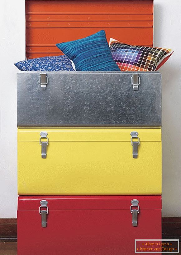 Різнобарвні подушки в валізі