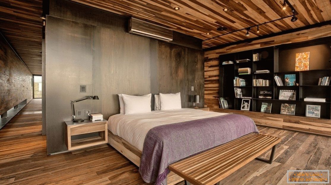 Стіни, підлога і стеля оброблені дерев'яними панелями