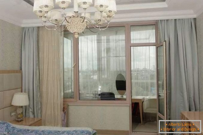 Спальня з балконом з панорамними вікнами - ідея інтер'єру