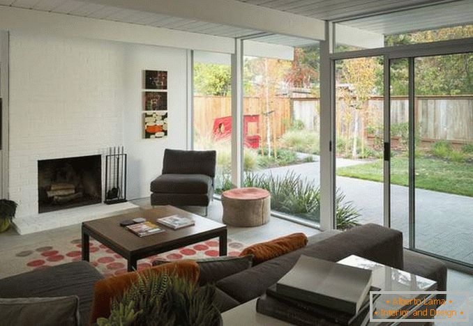 Дизайн вітальні з панорамним вікном - фото в інтер'єрі приватного будинку