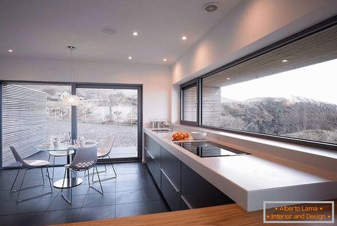 Красива кухня з панорамними вікнами - фото всередині