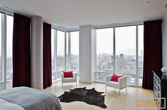 Панорамні вікна - фото в інтер'єрі спальні в кутовій квартирі